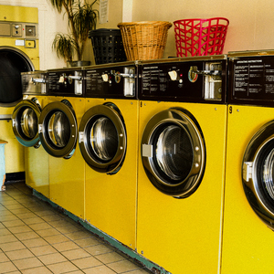 女仆扒开㊙️让男人桶爽免费
